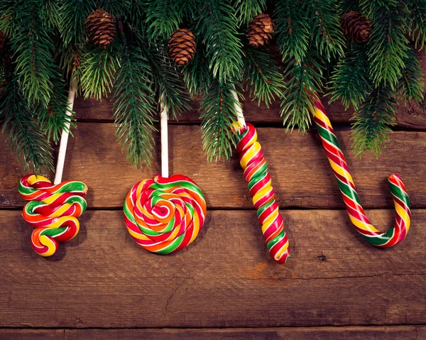 Feliz Navidad. Adornos de Navidad en madera con dulces —  Fotos de Stock