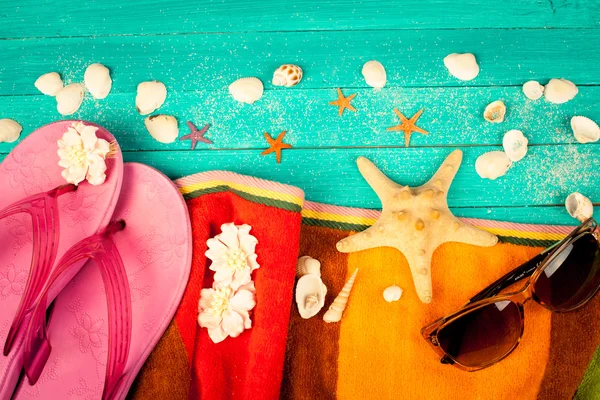 Accesorios de verano sobre fondo de madera azul — Foto de Stock