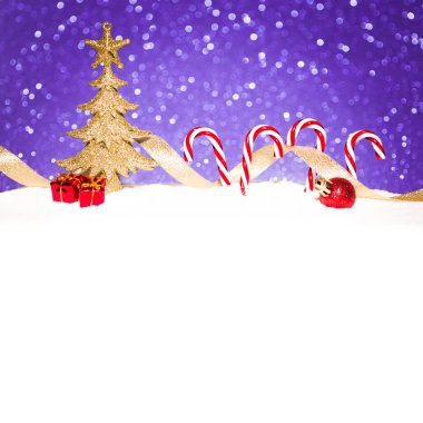 Noel ağacı ve şeker mavi parlak zemin üzerine karda