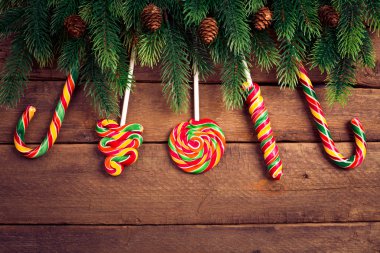 Mutlu Noeller. Ahşap şeker ile Noel süsler