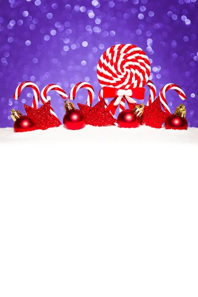 Julkort med dekorativa grannlåt och godis — Stockfoto