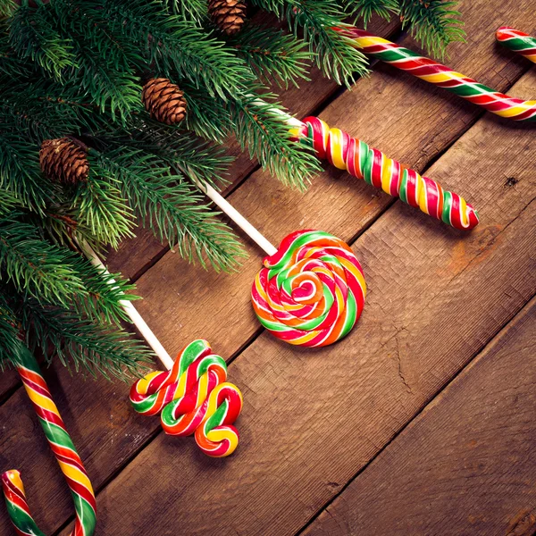 Feliz Natal. Enfeites de Natal em madeira com doces — Fotografia de Stock