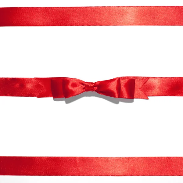 Красный бант ленты на белом фоне — стоковое фото