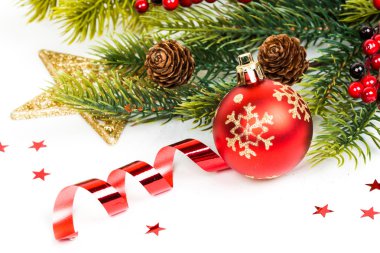 Noel topları ve çam dalları dekorasyon ile