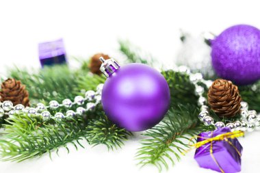 Beyaz arka plan Christmas dekoratif topları