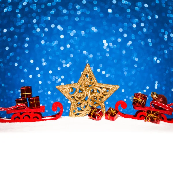 圣诞节装饰品在雪地上闪烁背景 — 图库照片