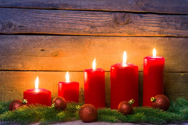 Fondo de madera con velas de Navidad — Foto de Stock