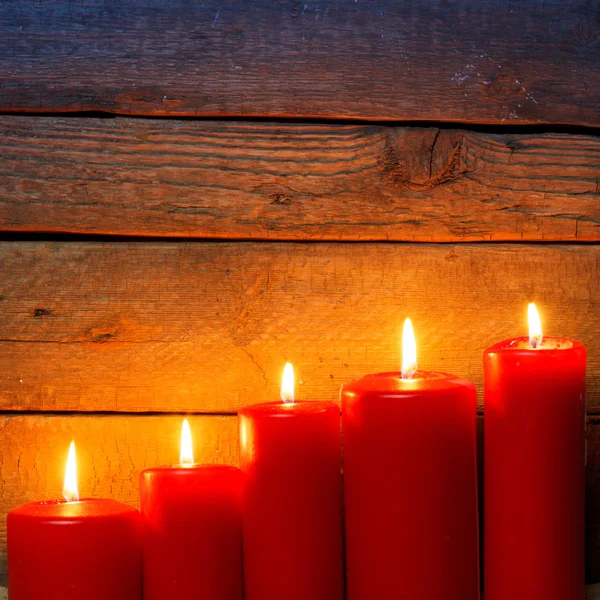 Fondo de madera con velas de Navidad — Foto de Stock