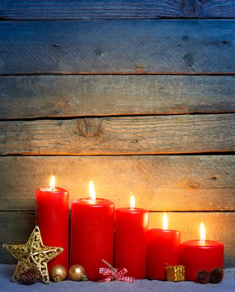 Velas rojas con bolas de adorno de Navidad — Foto de Stock