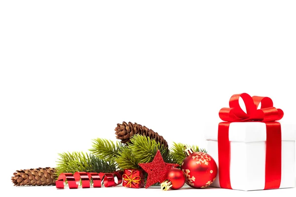 Weihnachtsgeschenk mit roten Kugeln Schleife — Stockfoto