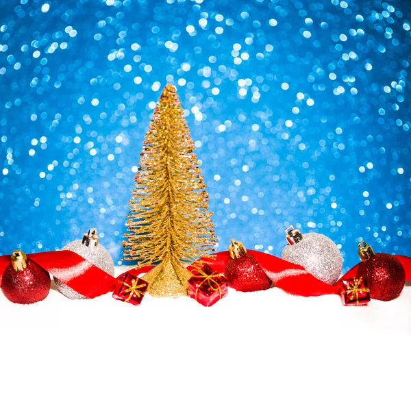 Gouden kerstboom op glitter blauwe achtergrond — Stockfoto