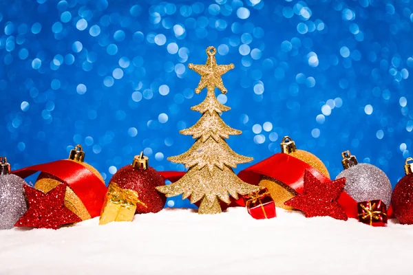 Albero di Natale nella neve su sfondo glitter — Foto Stock