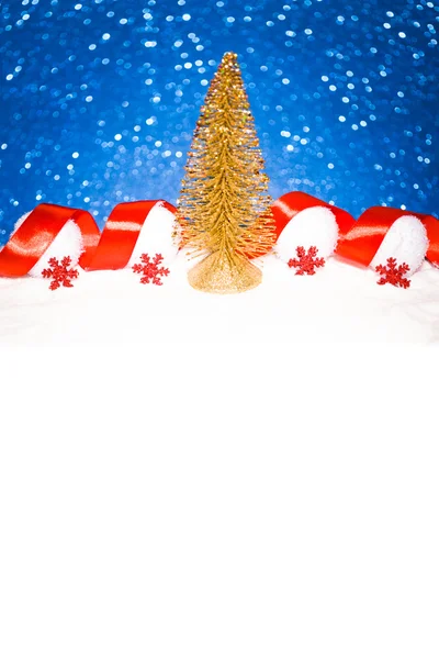Χρυσή χριστουγεννιάτικο δέντρο σε φόντο μπλε λάμψη — Φωτογραφία Αρχείου