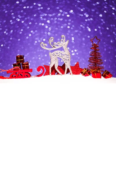Ornamento de Natal na neve no fundo brilho — Fotografia de Stock