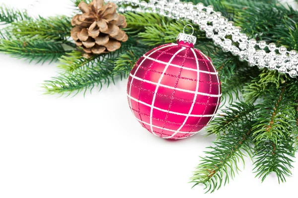 Bolas de Natal, cones de pinho e ramo verde sobre fundo branco — Fotografia de Stock