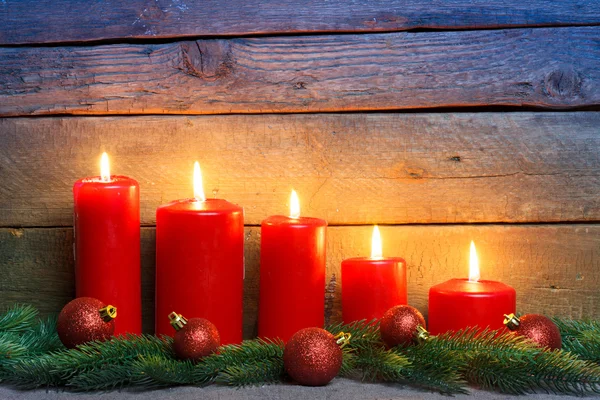 Velas rojas con bolas de adorno de Navidad — Foto de Stock
