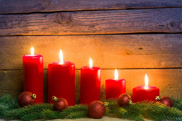 Houten achtergrond met Kerst kaarsen — Stockfoto