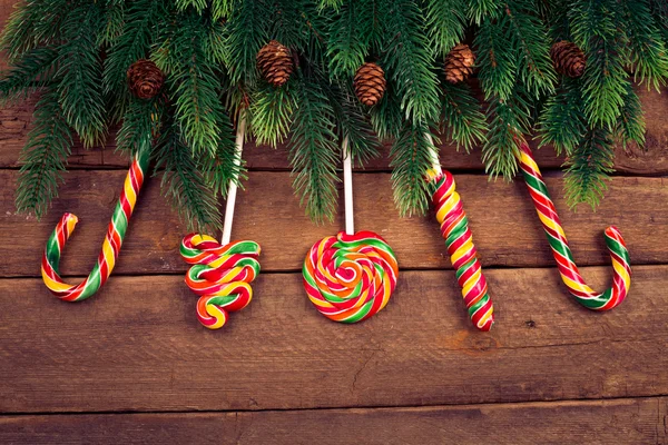 Счастливого Рождества. Рождественские украшения на дереве с конфетами — стоковое фото