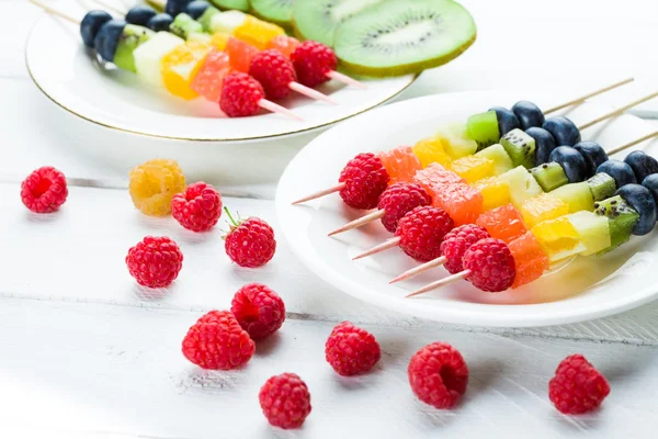 Frutas frescas de verão em palitos — Fotografia de Stock