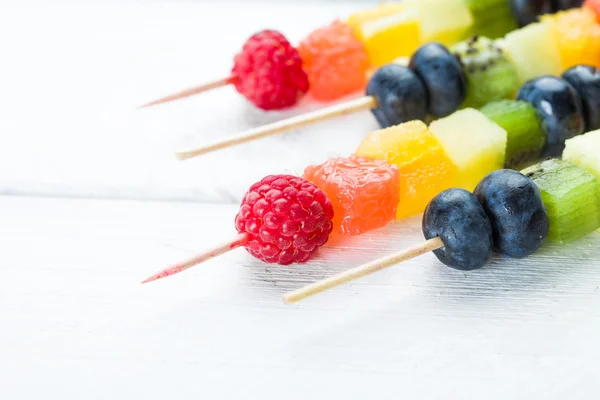 Frutas frescas de verão em palitos — Fotografia de Stock