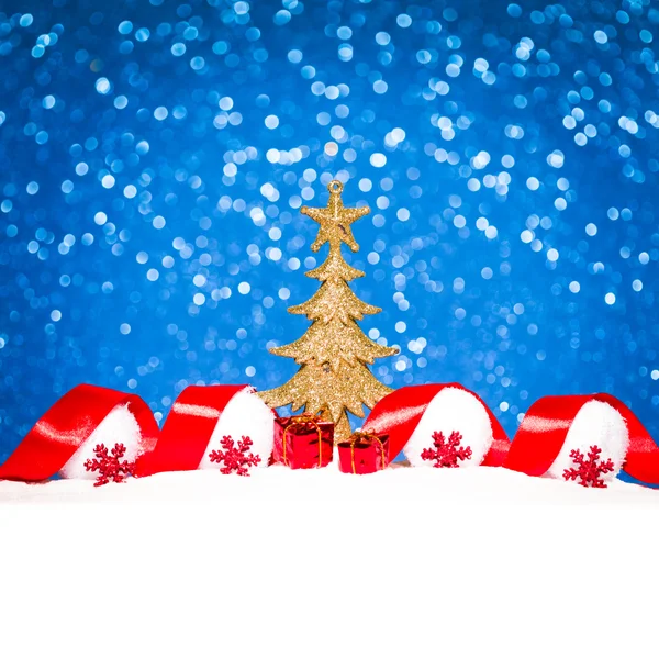 Zlatý vánoční strom na třpytky modré pozadí — Stock fotografie