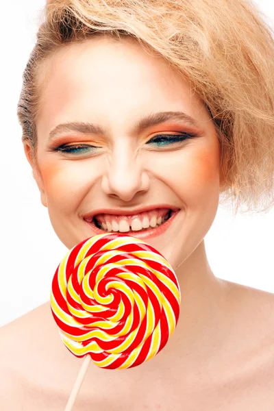 Retrato de menina bonita com grande pirulito — Fotografia de Stock