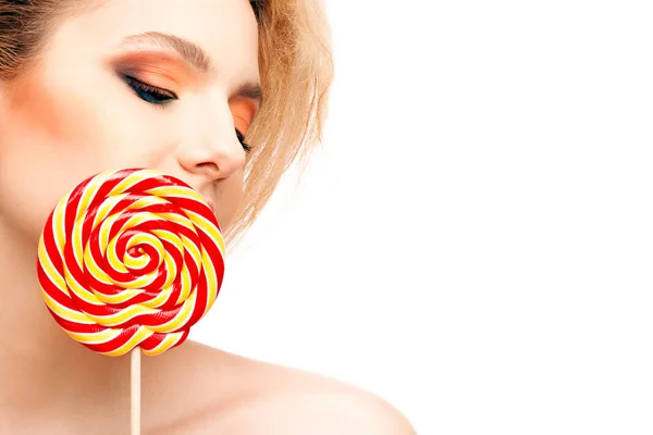 รูปภาพของสาวสวยที่มี lollipop ใหญ่ — ภาพถ่ายสต็อก