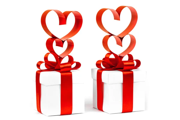 Confezione regalo, fiocco e cuore su sfondo bianco — Foto Stock