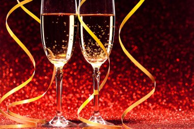 iki kadeh şampanya