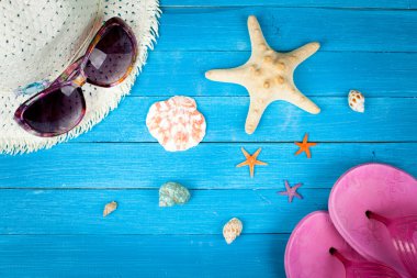 Mavi ahşap zemin üzerine yaz aksesuarları