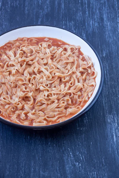 Skalle med tomatsås / pasta — Stockfoto