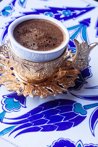 Türkischer Kaffee auf einer Iznik-Fliese — Stockfoto