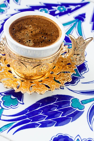 Турецкий кофе на изницкой плитке — стоковое фото