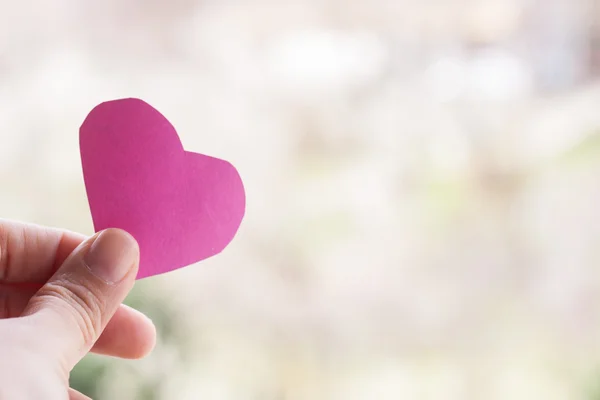 Mano sosteniendo papel corazón — Foto de Stock