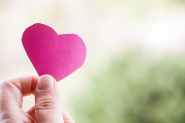 Kağıt kalp tutan el