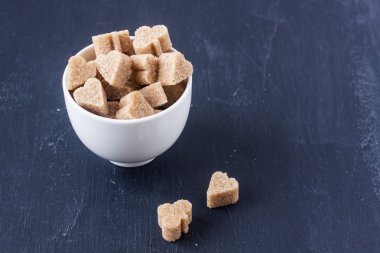 kahverengi kalp ve kulüpleri şeker şeklinde