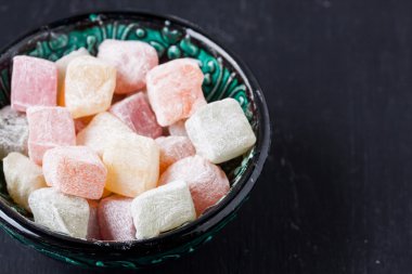 Siyah bir zemin üzerine Türk lokumu