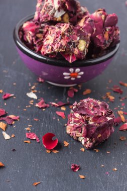 Gül yaprakları ile Türk lokumu