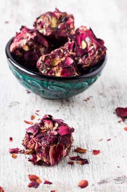 Gül yaprakları ile Türk lokumu