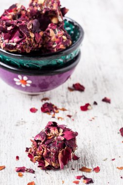 Gül yaprakları ile Türk lokumu