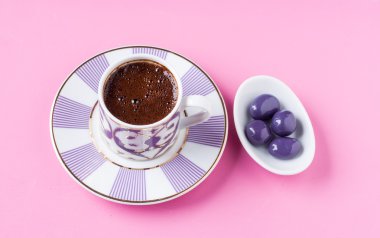 Türk kahvesi ve boyalı çikolata