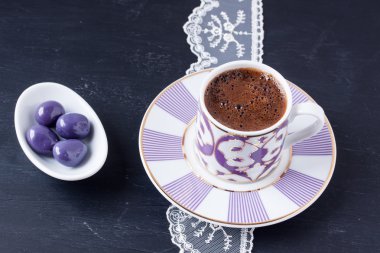Türk kahvesi ve boyalı çikolata
