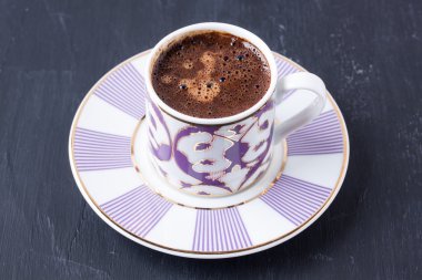 Ahşap zemin üzerine Türk kahvesi