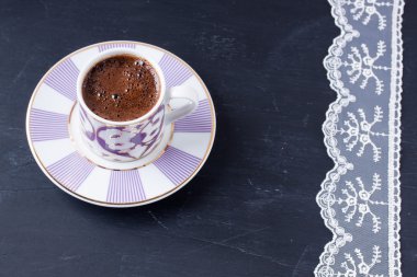 Ahşap zemin üzerine Türk kahvesi