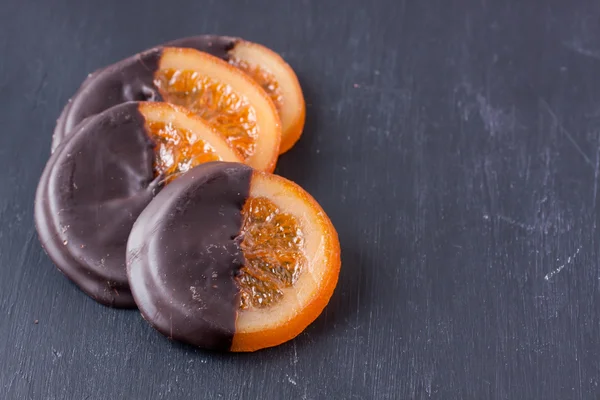 Segmenten van Oranje gecoate chocolade — Stockfoto