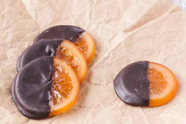 Segmenten van Oranje gecoate chocolade — Stockfoto