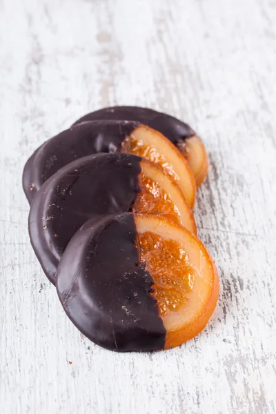 Tranches de chocolat enduit d'orange — Photo