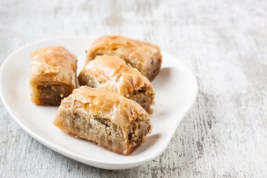 Bir beyaz üzerine cevizli baklava