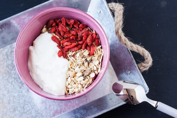 Muesli with yogurt and goji berries — Stock Photo, Image