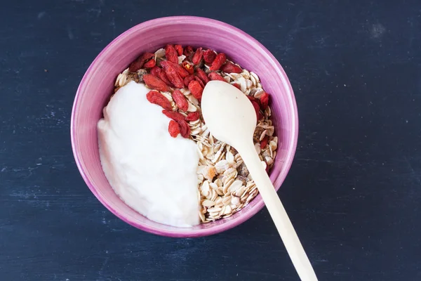 Muesli met yoghurt en goji bessen — Stockfoto